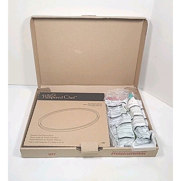 New Pampered Chef 1477 "Let’s Make Pizza" Kid’s Pizza Set stoneware - Picture 3 of 8